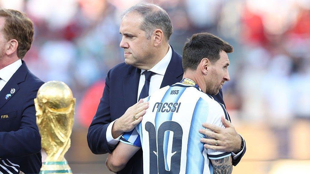 Concacaf president Victor Montagliani consoles Lionel Messi after the World Cup final