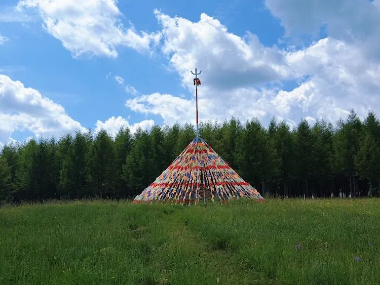 乌兰布统草原上的五彩经幡。陈炳衡/摄