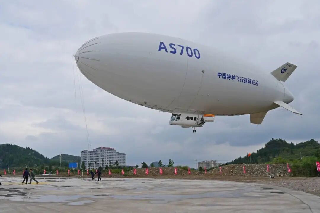 湖北造载人飞艇“祥云”AS700。（湖北日报全媒记者 王际凯 摄）